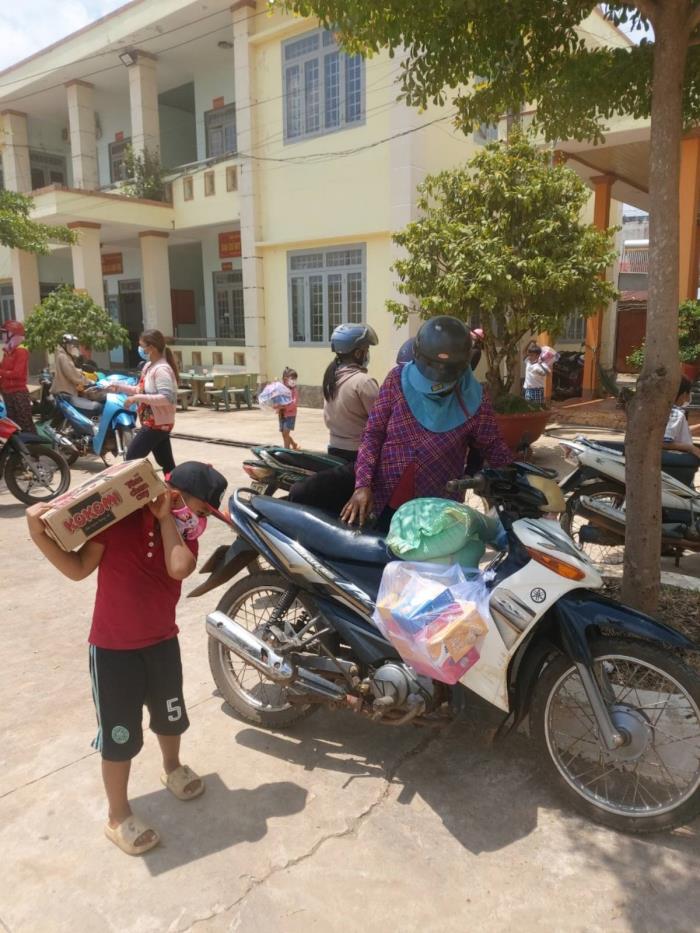 Trao quà cho bà con khó khăn và học sinh vượt khó tại Bình Phước (14/05/2022)